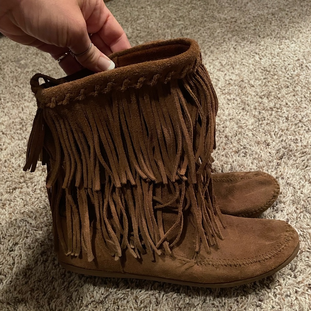Minnetonka moccasin fringe boots- Size 8